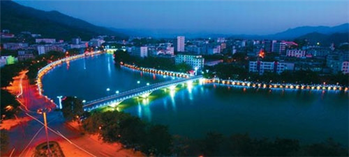 在会东县加盟鱼火锅加盟店需要多少钱哪家实惠，在会东县加盟鲜尚轩斑鱼火锅开店复杂吗